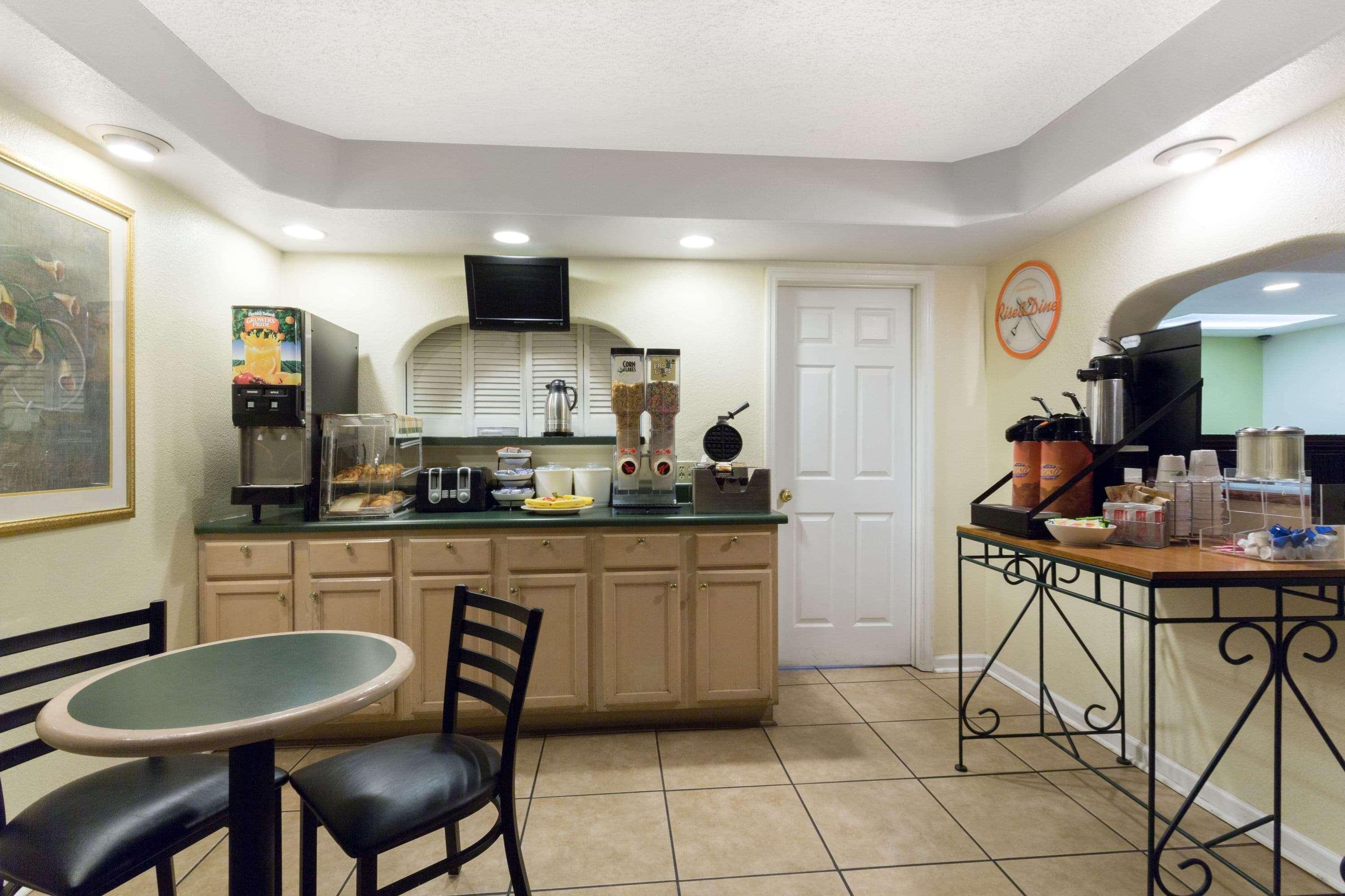 Howard Johnson By Wyndham Tallahassee Exterior foto